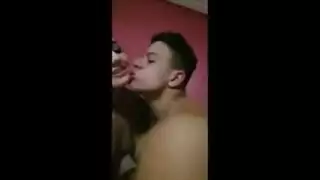 شاب عضلي يمنح فتاة سعودية قذفًا عميقًا