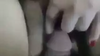 سائق خاص يمارس الجنس مع خادمة سعودية ذات صدر كبير تأخذه بعمق في مؤخرتها