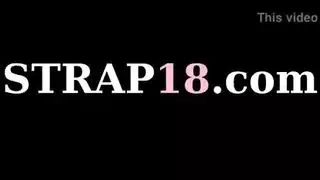 حركة شرجية قاسية: فتاة تتعرض لعملية جماعية بقضيب ضخم