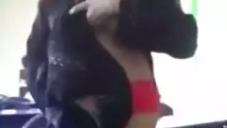 مراهقة وحيدة تلعب بفرجها المبلل وتئن بصوت عال عند النشوة