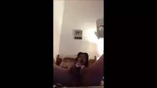 نقطة الانهيار: سوزي تمارس جنسًا مكثفًا على كسها وتصل للذروة