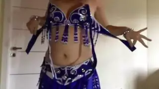 رقص البطن المثير لفتاة محجبة