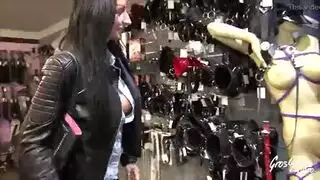 فرنسية عذراء ذات أثداء كبيرة تتعرض لاختراق مزدوج