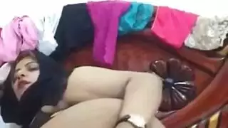 فتاة الكاميرا الممتلئة تكشف عن جسدها الممتلئ وتقاطيعها اللحمية في عرض إباحي