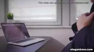 المديرة تحصل على جماع عميق في الحلق وفم مليء بالمني