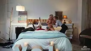 امرأة ناضجة شقراء تأخذ قضيب ابن زوجها الكبير بعمق داخلها