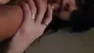 فتاة ليل ذات أثداء مدورة كبيرة تركب وتنغمر في المني