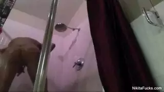 التقت نيكيتا فون جيمس بزميلتها كارلي غراي ولم تمانع في تدليكها
