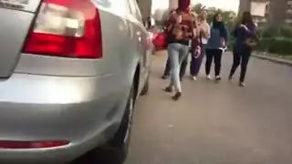 شاب مثير يصور طيز حجابة مغرية تمشي في الشارع سراً