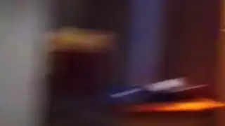 الفتاة الشقراء العاهرة تأخذ جنس فم عنيف في مشهد صارم