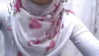 فتاة مسلمة ممتلئة الصدر تلمس فرجها الحليق وتئن من المتعة