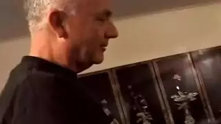 أجواء الجنس الجماعي: عاهرتان تخدمان فحل