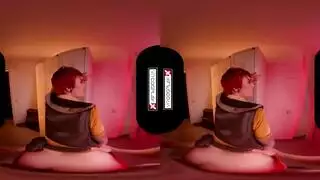 مص في الواقع الافتراضي: فتاة جميلة تبلع قضيبًا كبيرًا بعمق