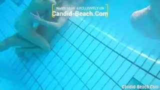 فقاعات وأنين: نيك قاسي تحت الماء لمراهقة أجنبية