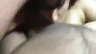 إباحية عربية: زوج ديوث يشاهد زوجته تمص قضيبًا