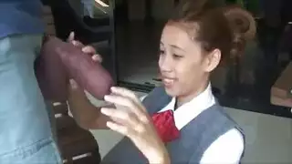 مشهد صعب: سائح غير مختون يضرب مراهقة آسيوية صغيرة الحجم