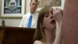 مراهقة روسية تنحني على مكتب العمل