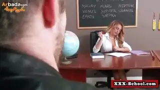 معلمة ذات ثديين طبيعيين ضخمين تبتلع السائل المنوي