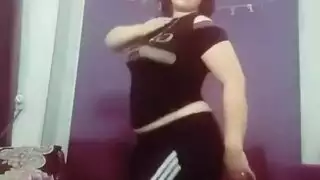 رقص عربي إكس إكس إكس: عاهرة ماهرة تطحن في أداء ساخن