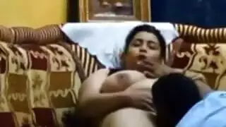 كاميرا خفية في الحمام تلتقط مشهدًا عاريًا ومثيرًا تحت الدش