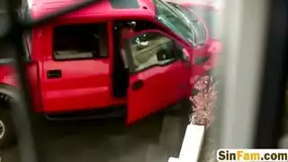 فتاة عربية فاتنة الجسم تطالب قوادها بترتيب جماع جماعي
