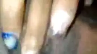 الاختناق على عمود أسود ضخم في فعل حلق عنيف