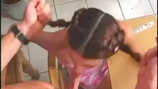 أليكس يحصل على مص قضيبه وتدليك طيزه بواسطة كلوي حتى يقذف