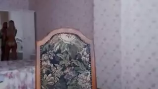 ثلاثي مراهقين إباحي: صديقتان وشاب محظوظ