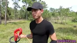 مراهقة محلوقة تأخذ قضيب أسود عملاق بعنف