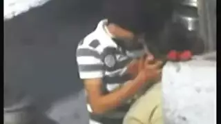 تثبيت الجارة الممتلئة لجنس خشن على السلم