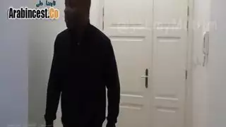 زوجة مثيرة تأخذ شرجًا من رجل أسود بينما الزوج الديوث يستمني