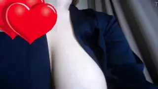 مراهقة ذات أثداء كبيرة تمص حلمتها في مشهد جنسي صريح وحشي