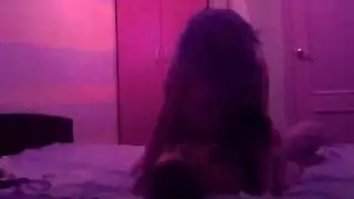 تمص قضيبًا عملاقًا بينما ترتدي جوارب حمراء مثيرة في الحمام