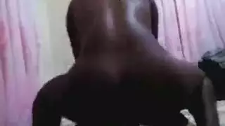 طالبة جامعية وقحة تجبر زميلتها على التوقف من أجل فعل إباحي