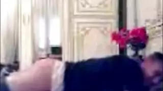 خادمة عربية تتعرض لجماع عنيف بوضعية الفارسة المقلوبة