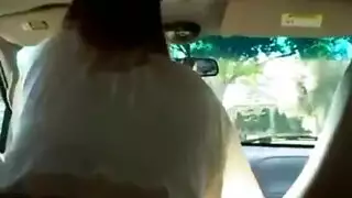 تخدم كراته الضخمة الممتلئة قبل أن تأخذ عضوه