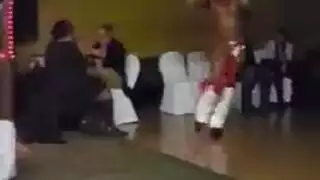 رقصَة آسيوية مُوشَمَة تَحصَل على جِماع خَشن في الأستوديو على المَسرَح
