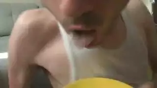 رجل مثير يسيد عاهرات آسيويات في جلسة جماعية جنسية صريحة