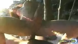 العاهرة على شاطئ البحر تشارك حفرها مع الجميع