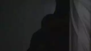 فتاة سمراء تتوسل لقضيب هاوي في جلسة سكس منتصف الليل