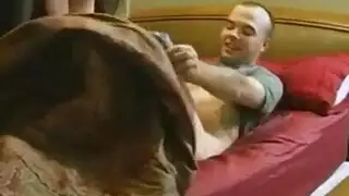 زوجة الأب لا تستطيع مقاومة ابن زوجها النائم