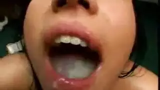 مص قضيب جماعي فوضوي ينتهي بفم مليء بالمني