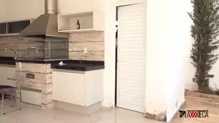 عاهرة حليقة تأخذ عدة أعضاء ذكورية في مشهد عصابة