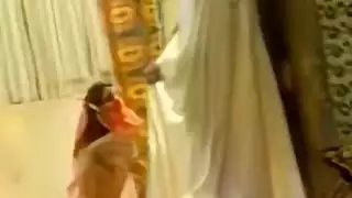 مشهد إباحي: فتاة عربية تُضرب بقضيب ضخم