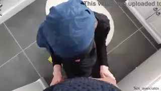 أمنيتها القصوى: قضيب سمط يمطط شرجها الضيق