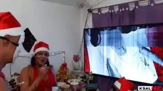 داني وعرس عيد الميلاد: قضيبان يملآن مهبلها الضيق بقوة