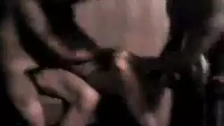 فتاة صغيرة تكشف كل شيء في لعبة عذرية صريحة