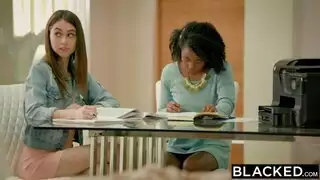 بي بي سي يتمدد في كس ضيق في مشهد جنسي صريح