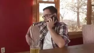 وضع رجل فوق مراة