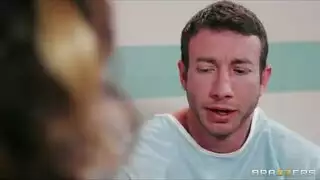 مال المريض القذر في فرج الممرضة المبلل